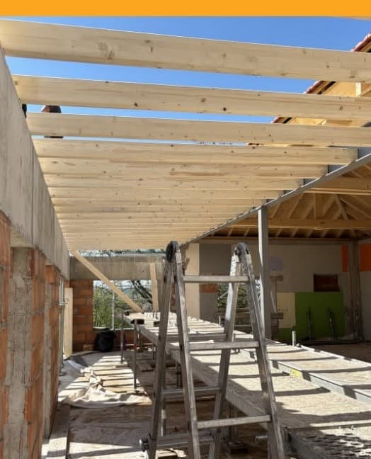 Pose de charpente en bois, chantier Neu Trasanit